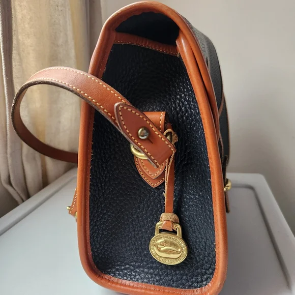 Vintage Dooney & Bourke R25 Navy Medium Essex Shoulder Bag - Picture 5 of 15